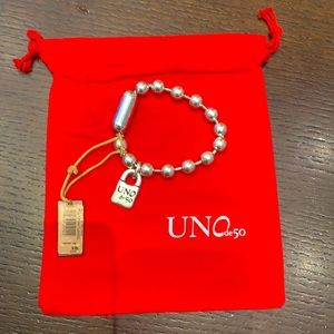 UNOde50. Bracelet, size M. New. Silver plated .